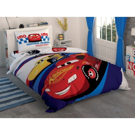 Lenjerie de pat Disney pentru 1 persoană cu Fulger McQueen și Cruz Ramirez din filmul Cars, în culori roșu, galben, albastru și alb, set de 3 piese.