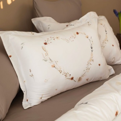 Lenjerie de pat 3D First Choice Bloomy bumbac satinat 220 TC cu flori de camp si inimi florale pe fond crem