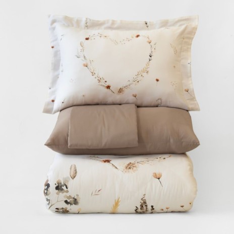 Lenjerie de pat 3D First Choice Bloomy bumbac satinat 220 TC cu flori de camp si inimi florale pe fond crem