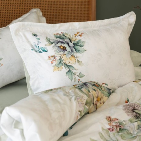 Lenjerie de pat 3D First Choice Leora bumbac satinat 220 TC cu buchete de flori pastelate pe fond crem