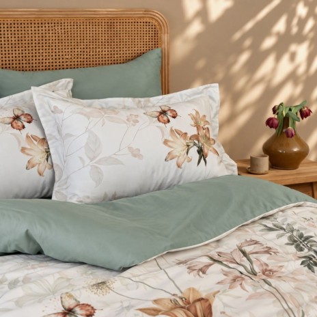 Lenjerie de pat 3D First Choice Nirva bumbac satinat 220 TC cu flori tropicale pe fond crem si cearsaf verde salvie