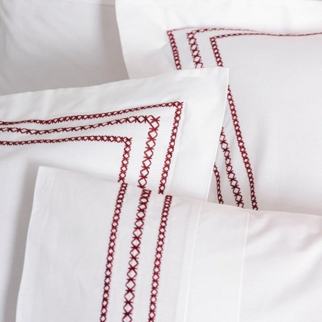 Lenjerie de pat alba cu broderie rosie Cotton Box Helya din bumbac 100%