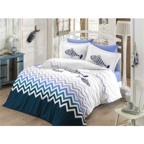 Lenjerie de pat Poplin Ocean Dark Blue cu design de pești și motive zigzag în nuanțe de albastru și alb, 100% bumbac mercerizat, set de 4 piese, aspect proaspăt și dinamic.