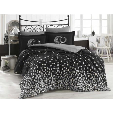 Lenjerie de pat din bumbac mercerizat Hobby Home Stars Black, model cu stele albe pe fundal negru, set 4 piese, ambalat în cutie cadou.