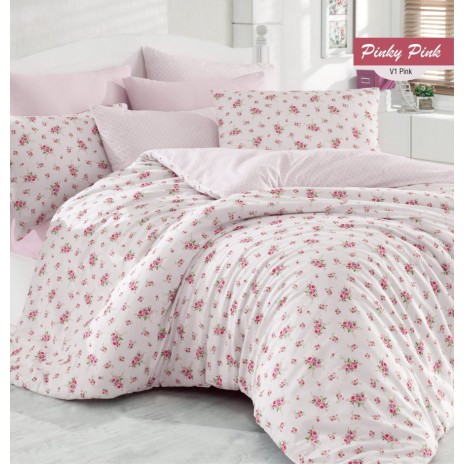 Lenjerie de pat cu design floral roz și verde pe fundal alb, completată de fețe de pernă asortate și modele mici de flori.