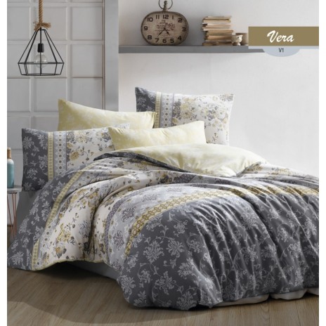 Lenjerie de pat cu design floral elegant în nuanțe de galben, gri și alb, completată de fețe de pernă asortate și modele delicate.