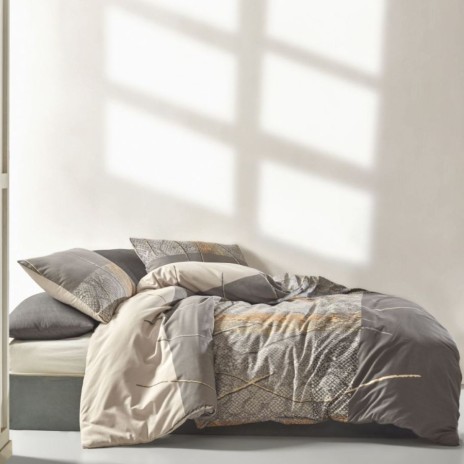 Lenjerie de pat dublu bumbac 100% ranforce Halley cu design geometric în nuanțe de gri, bej și maro.
