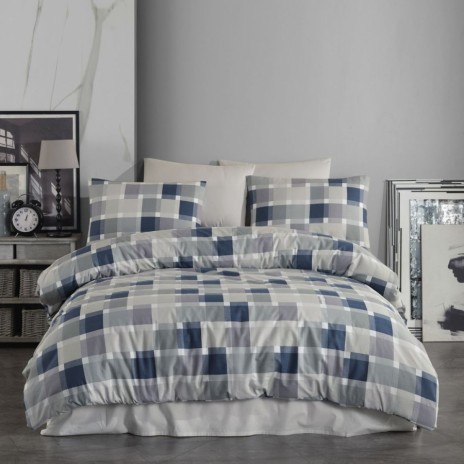 Lenjerie de pat dublu bumbac 100% ranforce Mare Blue cu design geometric în carouri în nuanțe de albastru, gri și alb.