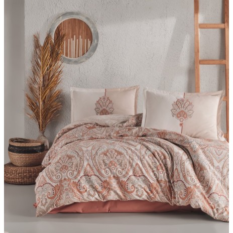 Lenjerie de pat din bumbac 100% ranforce, Pucioasa, model Alava, în nuanțe de crem și maro cu design paisley complex și detalii ornamentale.