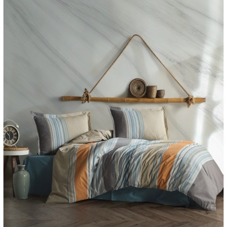 Lenjerie de pat Duko V1 din bumbac 100% ranforce cu design în dungi multicolore în tonuri de bej, albastru și portocaliu, ideală pentru un decor modern și atractiv.