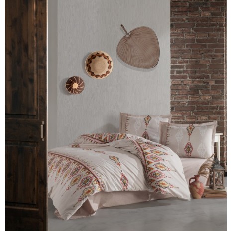 Lenjerie de pat Ethnica din bumbac 100% ranforce cu design etnic în tonuri de bej, roșu și galben, ideală pentru un decor tradițional și autentic.