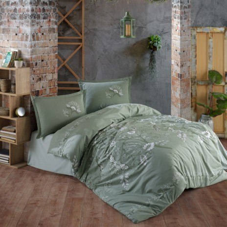 Lenjerie de pat din bumbac 100% ranforce, Pucioasa, model Mohana V1, în nuanțe de verde și alb cu design floral delicat.