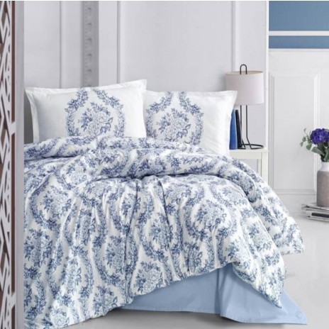 Lenjerie de pat bumbac 100% Ranforce Floresta Blue cu imprimeu floral clasic în nuanțe de albastru pe fundal alb, elegant și tradițional.