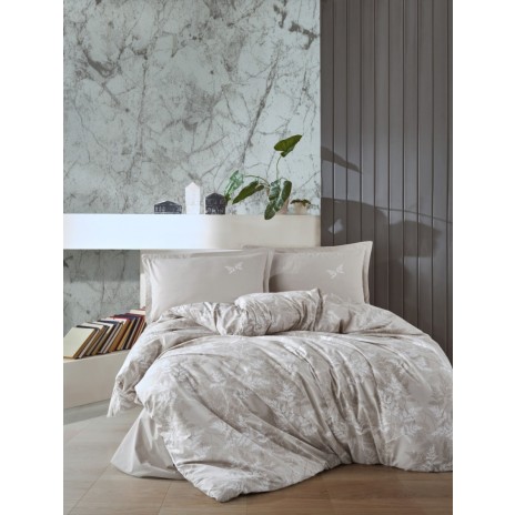 Lenjerie de pat din bumbac 100% ranforce, Pucioasa, model Natur V2, în nuanțe de bej/gri și alb cu design floral delicat.