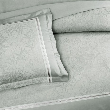 Set lenjerie de pat dublu Salvoria TAC din bumbac 100 % mako-satin, motiv damasc verde salvie cu bordură satinat-argintie