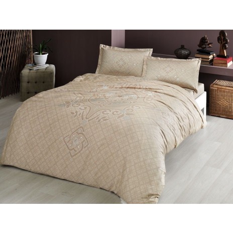 Lenjerie de pat bumbac satinat model Bruna maro deschis cu design geometric, aducând eleganță și rafinament în dormitor.