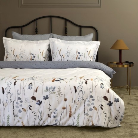 Lenjerie de pat First Choice Lenka bumbac satinat 220 TC flori de camp bleu gri si spice pe fond alb crem