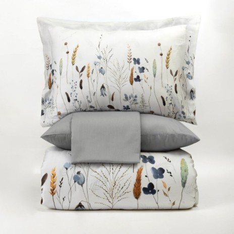 Lenjerie de pat First Choice Lenka bumbac satinat 220 TC flori de camp bleu gri si spice pe fond alb crem