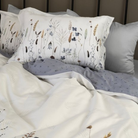 Lenjerie de pat First Choice Lenka bumbac satinat 220 TC flori de camp bleu gri si spice pe fond alb crem