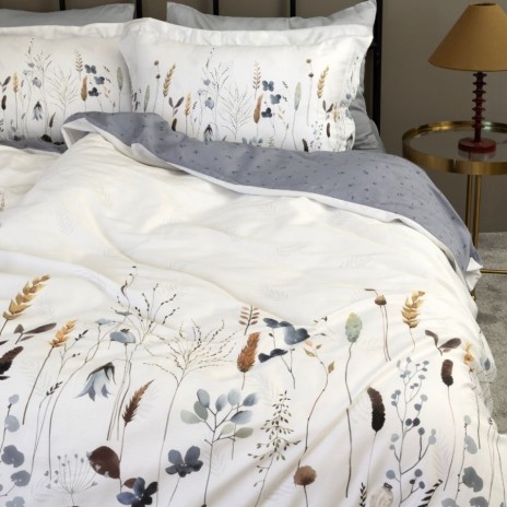 Lenjerie de pat First Choice Lenka bumbac satinat 220 TC flori de camp bleu gri si spice pe fond alb crem