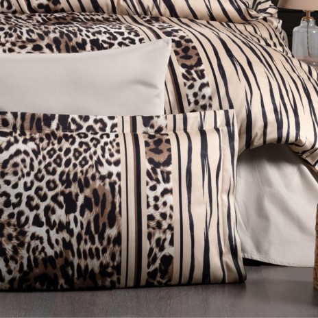 Lenjerie de pat bumbac 100% satin, model Leopard, design animal print maro și dungi crem-maro, set 6 piese, cearceaf și fețe de pernă uni crem, ambalată în cutie cadou elegantă