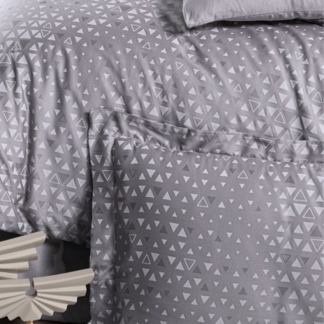 Lenjerie de pat First Choice Megan Gri bumbac satinat 220 TC model geometric cu triunghiuri gri argintiu