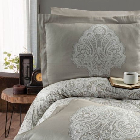 Lenjerie de pat bumbac 100% satin, model Milena, cearceaf pilotă și fețe de pernă dreptunghiulare cu motive decorative bej și alb pe fundal bej, cearceaf pat și fețe de pernă pătrate uni bej