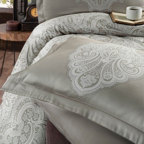 Lenjerie de pat bumbac 100% satin, model Milena, cearceaf pilotă și fețe de pernă dreptunghiulare cu motive decorative bej și alb pe fundal bej, cearceaf pat și fețe de pernă pătrate uni bej