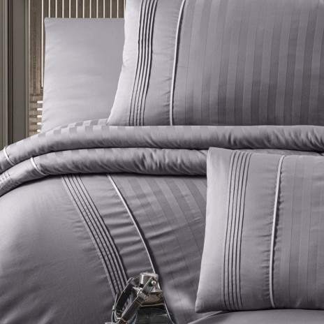 Lenjerie de pat bumbac satin Gri cu 6 piese, design elegant cu dungi discrete și detalii plisate, material de calitate superioară.