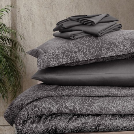 Lenjerie de pat First Choice Neva Polama bumbac satinat 220 TC model paisley gri antracit cu arabescuri argintii
