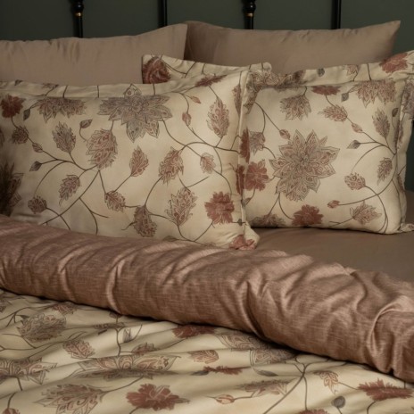 Lenjerie de pat First Choice Ravel bumbac satinat 220 TC flori maro caramel si motive ornamentale pe fond crem