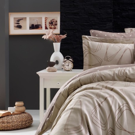 Lenjerie de pat First Choice Rovena Soil bumbac satinat 220 TC model geometric cu triunghiuri maro pe fond crem bej