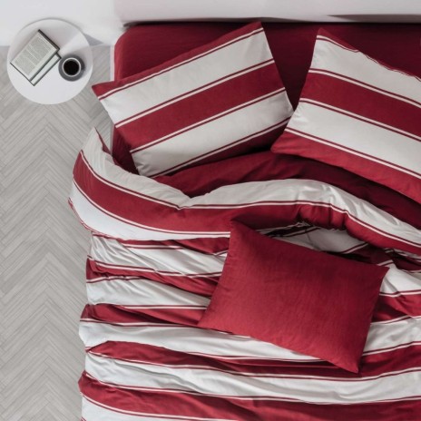 Lenjerie pat Craciun bumbac ranforce Jolly Red cu dungi rosii si albe Cozy Home