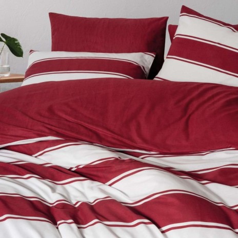 Lenjerie pat Craciun bumbac ranforce Jolly Red cu dungi rosii si albe Cozy Home