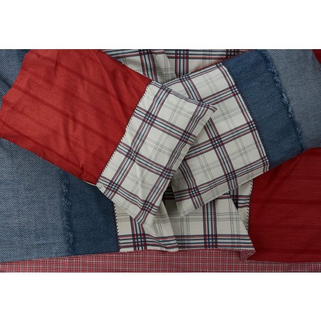 Lenjerie de pat dublu bumbac 100%, model modern cu carouri roșii și albastre pe fundal alb.