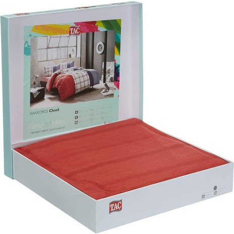 Lenjerie de pat dublu bumbac 100%, model modern cu carouri roșii și albastre pe fundal alb.