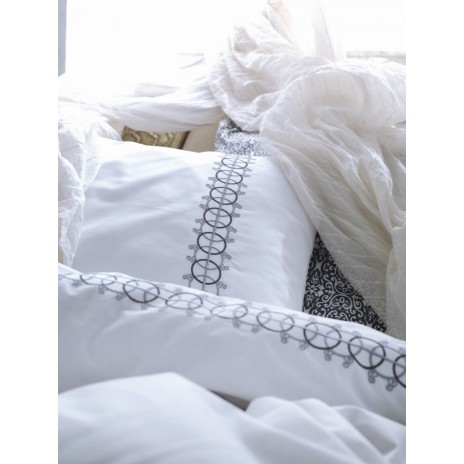 Lenjerie de pat brodata Paola Grey, bumbac 100% ranforce, set 6 piese, alb cu broderie gri si imprimeu geometric