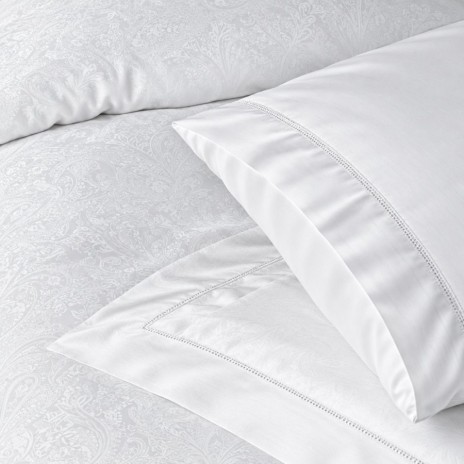 Lenjerie de pat Poseidon alb La Romano din bumbac egiptean jacquard, cu motive paisley ton pe ton si fete de perna cu chenare decorative