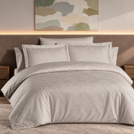 Lenjerie de pat Poseidon Wind bej La Romano, jacquard cu motive paisley ton pe ton si fete de perna cu chenare decorative