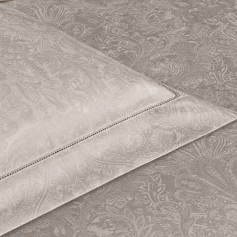 Lenjerie de pat Poseidon Wind bej La Romano, jacquard cu motive paisley ton pe ton si fete de perna cu chenare decorative