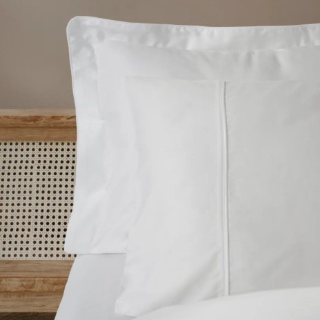 Set lenjerie de pat Silky Satin alb din lyocell și bumbac pe pat matrimonial