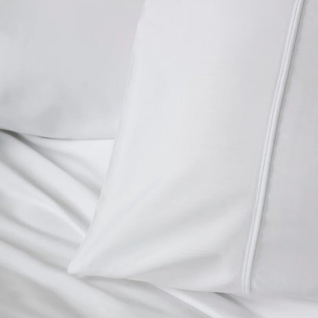 Set lenjerie de pat Silky Satin alb din lyocell și bumbac pe pat matrimonial