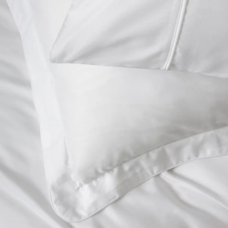Set lenjerie de pat Silky Satin alb din lyocell și bumbac pe pat matrimonial
