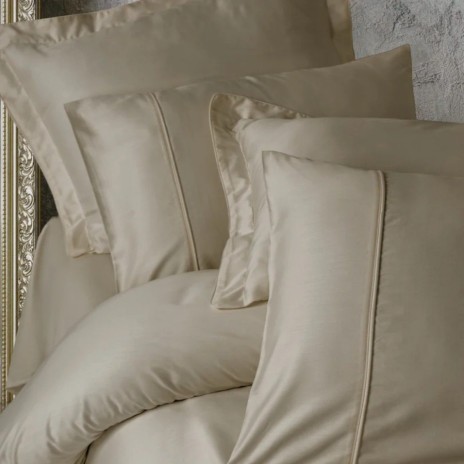 Set lenjerie de pat Silky Satin bej din lyocell și bumbac pe pat matrimonial