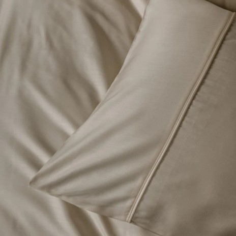 Set lenjerie de pat Silky Satin bej din lyocell și bumbac pe pat matrimonial