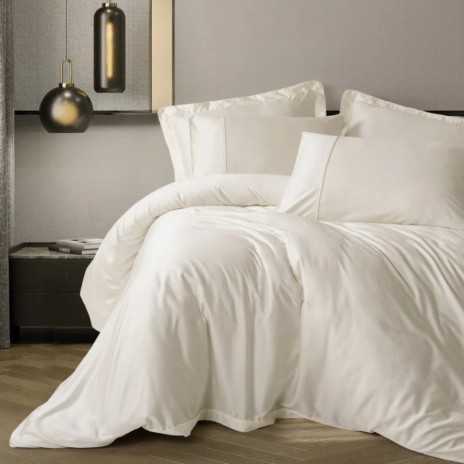 Set lenjerie de pat Silky Satin crem din lyocell și bumbac pe pat matrimonial