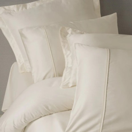 Set lenjerie de pat Silky Satin crem din lyocell și bumbac pe pat matrimonial