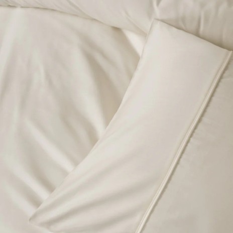 Set lenjerie de pat Silky Satin crem din lyocell și bumbac pe pat matrimonial