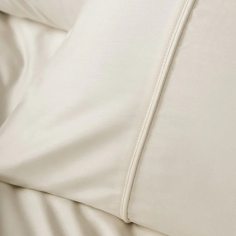 Set lenjerie de pat Silky Satin crem din lyocell și bumbac pe pat matrimonial