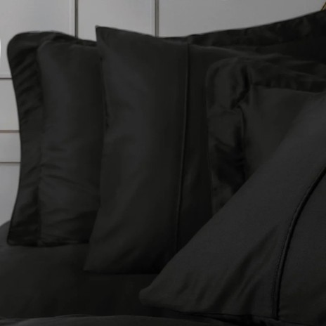 Set lenjerie de pat Silky Satin negru din lyocell și bumbac pe pat matrimonial